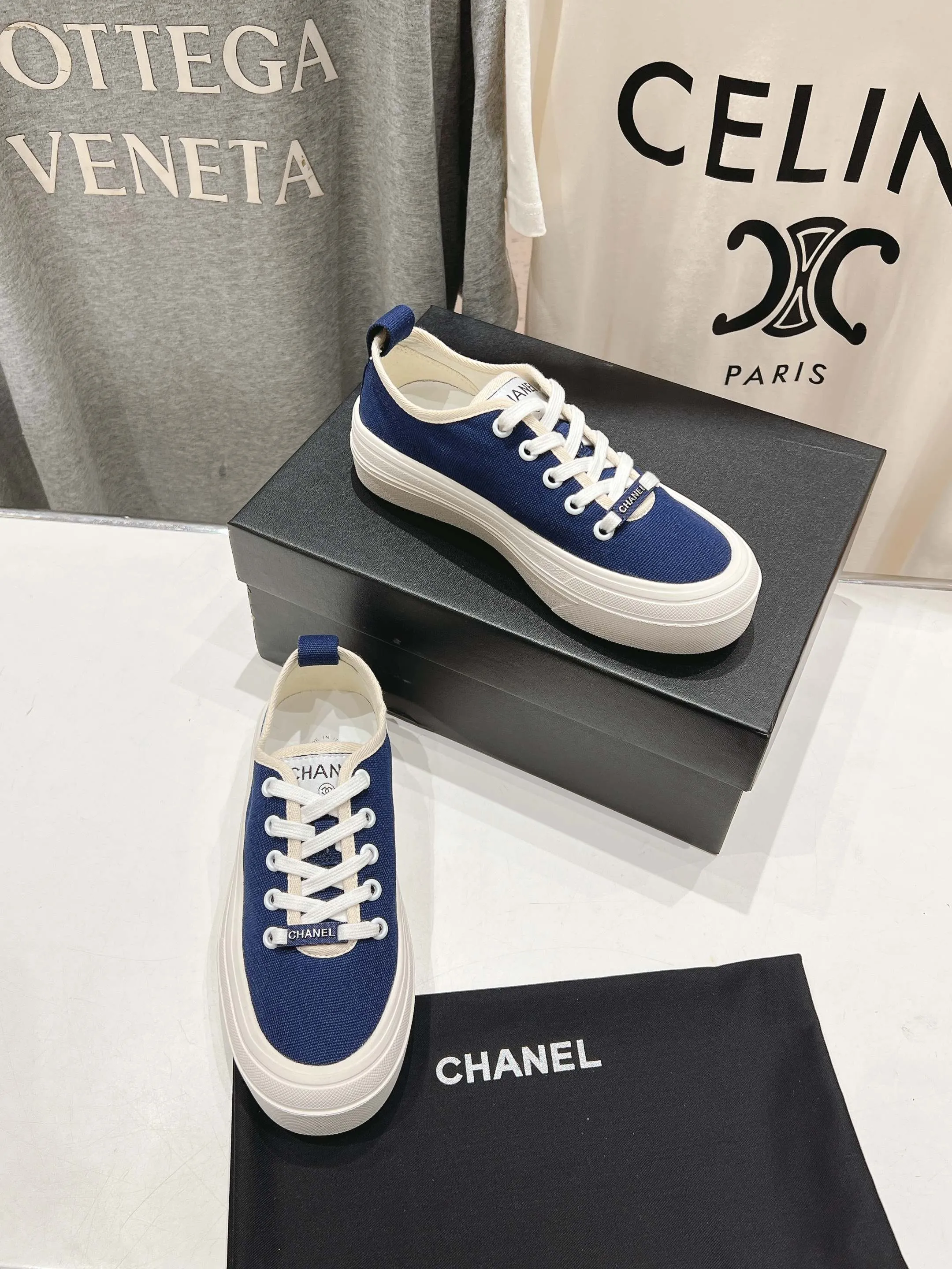 👟👟Ex-factory price 400👟👟 Chanel* Xiaoxiang 2025ss latest casual shoes, the currently super popular biscuit shoes. Internet celebrity Xiaohongshu is crazy about hot recommendations. The silly and cute style has a retro flavor! The shape is special and very recognizable. It makes your legs slimmer and longer. It is absolutely powerful. It is also very comfortable to wear. It has good looks. It is comfortable and increases your height. I must recommend it to everyone. The main feature of this year's series is minimalist style. ✔Fabric: original customized canvas. ✔Feet: water-dyed cowhide, comfortable on the feet. ✔Outsole: open-molded high-elastic rubber platform sole. ✔Number: 35-39.
